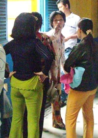 Bỏ mặc con thành tội phạm vì nghèo - 1 Bỏ mặc con thành tội phạm vì nghèo - 1