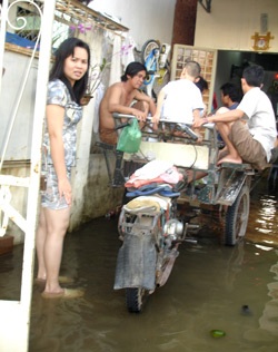 TPHCM lại khốn đốn với triều cường - 3 TPHCM lại khốn đốn với triều cường - 3