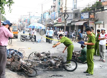 Hỏa hoạn kinh hoàng vì đổ can xăng 30 lít - 1 Hỏa hoạn kinh hoàng vì đổ can xăng 30 lít - 1
