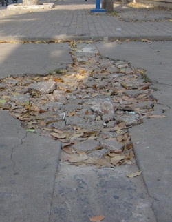 Tan nát những vỉa hè!  - 1