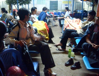 Chen nhau suốt đêm mua vé tàu - 1