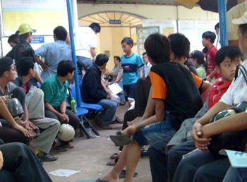 Chen nhau suốt đêm mua vé tàu - 2