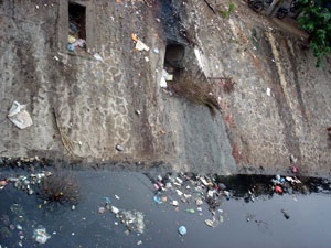 Sông Tô Lịch ngập rác thải sau Tết - 1