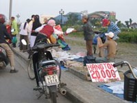 Công chức “ăn cắp” thời gian đi sắm Tết - 1