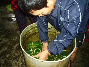 Làng bánh chưng rộn ràng đón Tết - 2