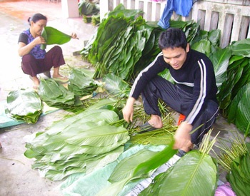 Làng bánh chưng rộn ràng đón Tết - 1