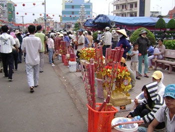 Tháng giêng đi lễ chùa Bà…  - 1