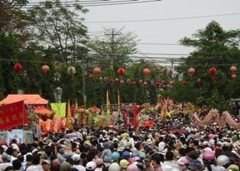 Tháng giêng đi lễ chùa Bà…  - 12
