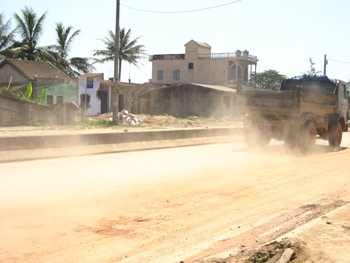 Bụi đất “tấn công” cửa ngõ thành phố - 1 Bụi đất “tấn công” cửa ngõ thành phố - 1