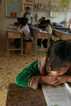 Lớp học lạ vùng cao: Học sinh quay lưng lên bảng - 4