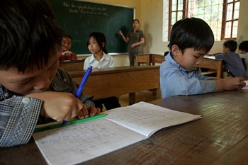 Lớp học lạ vùng cao: Học sinh quay lưng lên bảng - 3