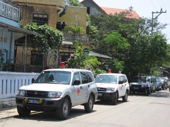 Xe cấp cứu ồ ạt đi dự tiệc - 1