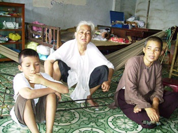3 đứa trẻ mồ côi thường xuyên bị mẹ nuôi xích, nhốt - 2 3 đứa trẻ mồ côi thường xuyên bị mẹ nuôi xích, nhốt - 2