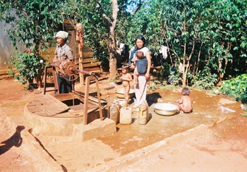 Lạc vào một thôn văn hóa “lạ” - 4