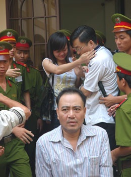 “Siêu lừa” Nguyễn Lâm Thái lĩnh 26 năm tù giam - 3 “Siêu lừa” Nguyễn Lâm Thái lĩnh 26 năm tù giam - 3
