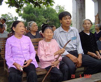 Mắt tự sáng trở lại sau 14 năm mù loà - 1 Mắt tự sáng trở lại sau 14 năm mù loà - 1