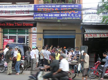 TPHCM: Một trung tâm luyện thi đại học bị "tẩy chay" - 1