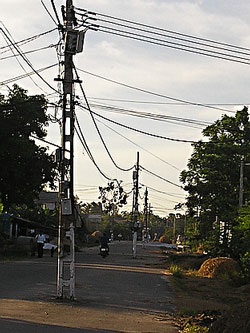 Những cây cột điện “bất khuất” - 1 Những cây cột điện “bất khuất” - 1