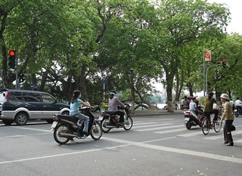 Hà Nội: Những đèn hiệu có số phận “hẩm hiu” - 1