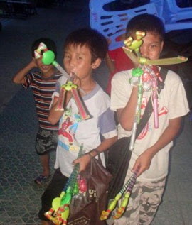 Phận trẻ nghèo mưu sinh trên biển - 1