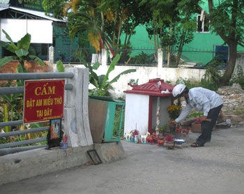 Trên cấm cứ cấm, dân thờ cứ thờ - 1 Trên cấm cứ cấm, dân thờ cứ thờ - 1