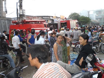 Cháy chợ Châu Ổ, hàng trăm tỉ đồng bị thiêu rụi - 1