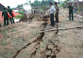 Sạt lở nghiêm trọng, 2 căn nhà chìm xuống sông Sài Gòn - 1 Sạt lở nghiêm trọng, 2 căn nhà chìm xuống sông Sài Gòn - 1