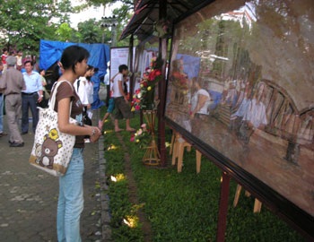 Truyện Kiều trên đá và bộ tranh làm từ cánh bướm - 1 Truyện Kiều trên đá và bộ tranh làm từ cánh bướm - 1