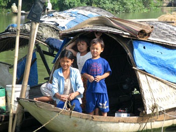 Trẻ nghèo “vui” Tết thiếu nhi! - 1 Trẻ nghèo “vui” Tết thiếu nhi! - 1