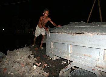 Tắc đường vì công an bắt xe đổ phế thải  - 1