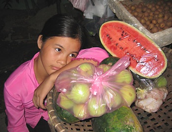 Những gánh buồn trên xe hàng rong  - 2