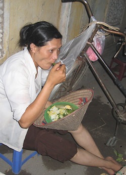 Những gánh buồn trên xe hàng rong  - 1