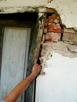 Hà Nội: Chung cư 5 tầng lún, nghiêng nghiêm trọng - 1