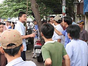 Xe buýt “kèn cựa” nhau giữa đường - 4 Xe buýt “kèn cựa” nhau giữa đường - 4