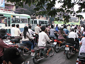 Xe buýt “kèn cựa” nhau giữa đường - 2 Xe buýt “kèn cựa” nhau giữa đường - 2