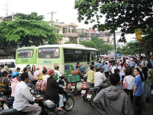 Xe buýt “kèn cựa” nhau giữa đường - 3 Xe buýt “kèn cựa” nhau giữa đường - 3