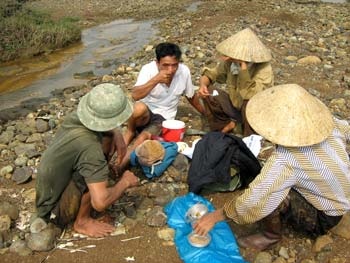 Nông dân bỏ ruộng đi làm “quặng tặc” - 1