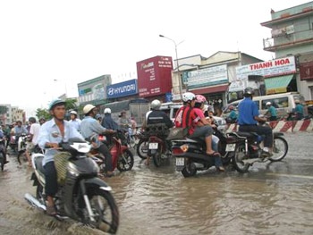 Tái diễn “kịch bản” mưa to - tắc đường - 1 Tái diễn “kịch bản” mưa to - tắc đường - 1