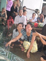 Quặn lòng giữa vùng xoáy lũ  - 1