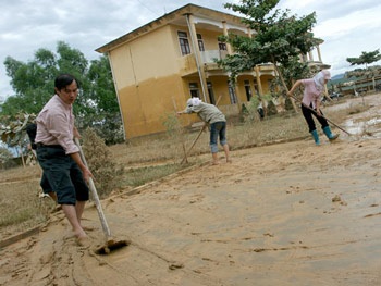 Rốn lũ Hương Khê: Chạy đua ngày khai giảng - 2 Rốn lũ Hương Khê: Chạy đua ngày khai giảng - 2
