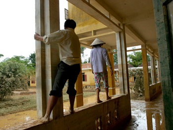 Rốn lũ Hương Khê: Chạy đua ngày khai giảng - 4 Rốn lũ Hương Khê: Chạy đua ngày khai giảng - 4