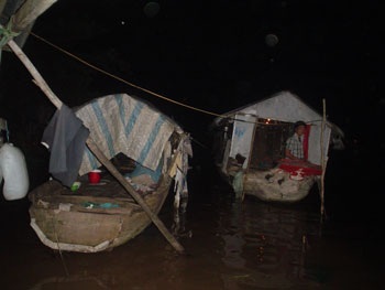 Gia cảnh buồn của cháu bé bị đứt lìa tay trong vụ nổ hố ga - 1 Gia cảnh buồn của cháu bé bị đứt lìa tay trong vụ nổ hố ga - 1