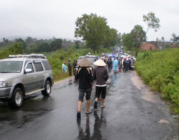 Đã thông xe cây cầu sập trên QL 24 - 1 Đã thông xe cây cầu sập trên QL 24 - 1