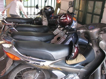 Mũ bảo hiểm và “cái khó” của xe ôm - 1 Mũ bảo hiểm và “cái khó” của xe ôm - 1