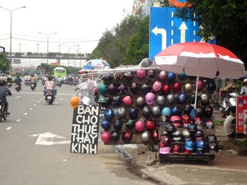 Người Sài Gòn thích nghi với mũ bảo hiểm - 1 Người Sài Gòn thích nghi với mũ bảo hiểm - 1