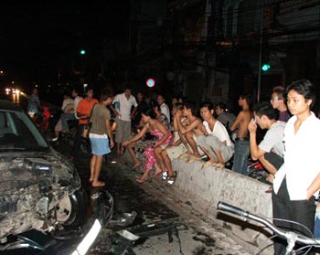 Hà Nội: Một ôtô nát bét sau cú đâm liên hoàn - 1