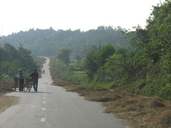 Biến quốc lộ thành... sân phơi rơm - 1 Biến quốc lộ thành... sân phơi rơm - 1