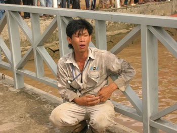 Số người chết vụ sập cầu Cần Thơ tăng liên tục - 2 Số người chết vụ sập cầu Cần Thơ tăng liên tục - 2