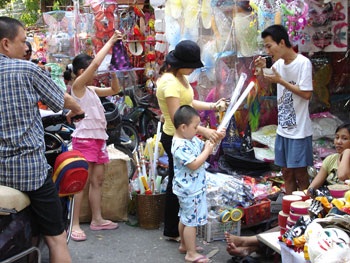 Đồ chơi Trung thu rộn ràng sắc “ngoại” - 1 Đồ chơi Trung thu rộn ràng sắc “ngoại” - 1