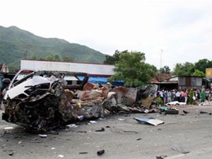 Xe cứu trợ bão của TPHCM gặp nạn, 12 người chết tại chỗ - 1